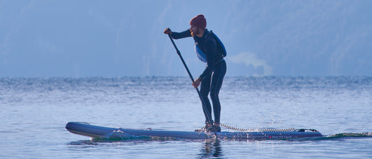 Stand Up Paddling (SUP) im Frühling und Winter – Sicher Paddeln bei kühlen Wassertemperaturen